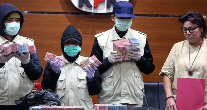 Ilustrasi: Penyidik KPK memperlihatkan barang bukti hasil OTT Wali Kota Cilegon Foto : Miftahul Hayat / Jawa Pos