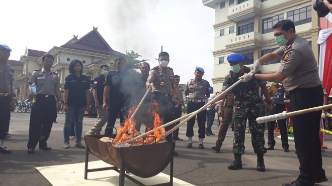 Kapolda Jambi, Brigjen Pol Priyo Widyanto saat memusnahkan barang bukti ganja.