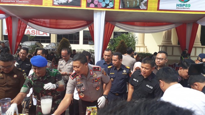 Kapolda Jambi, Brigjen Pol Priyo Widyanto saat memusnahkan barang bukti sabu.