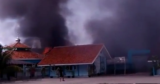 Detik-detik saat gudang petasan di Kosambi Tanggerang meledak dan terbakar pagi tadi.