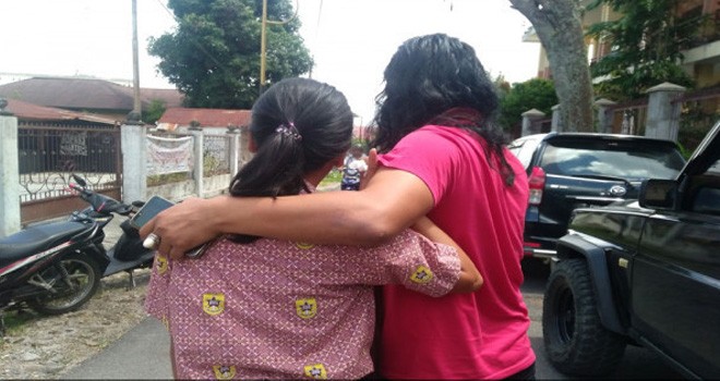 Korban yang mengalami pelecehan seksual saat menuju Polres Siantar.