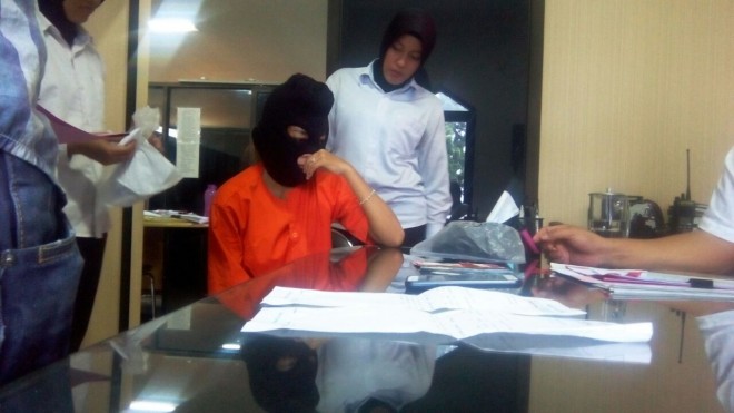 Mucikari yang di amankan Polisi. 