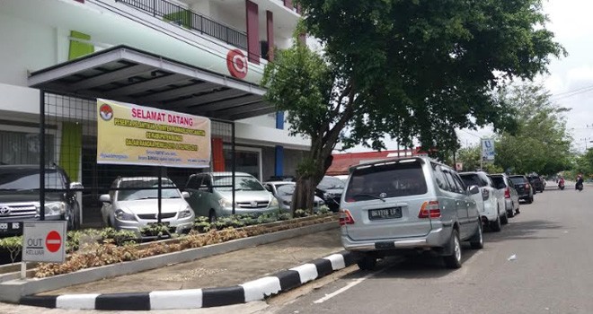 Parkir Kendaraan Tamu Hotel Amaris Ganggu Pengendara.