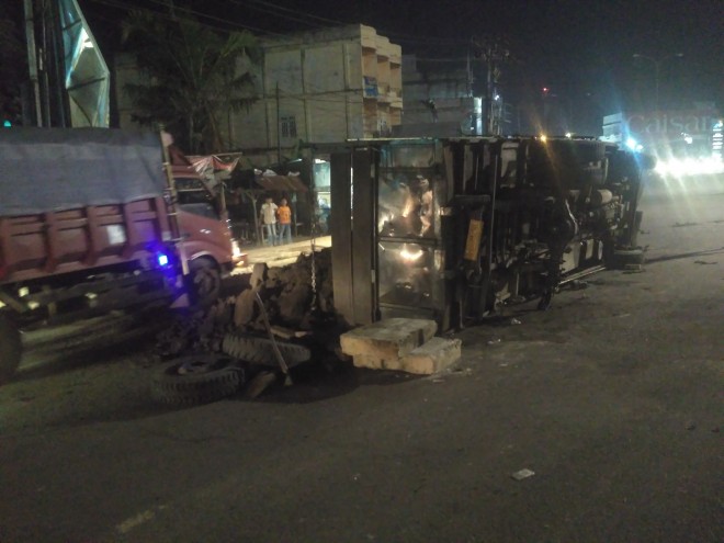 Truk batu bara terguling di Simpang Rimbo.