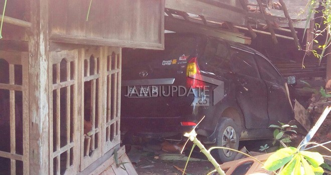 Toyota Avanza Seruduk Dua Rumah Warga di Berembang.
