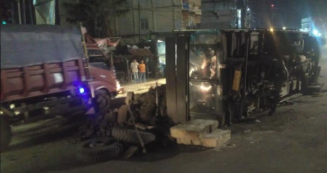 Truk Batu Bara Terguling di Simpang Rimbo.