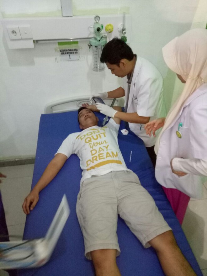 Bastari, korban penganiayaan saat diobati oleh pihak medis.