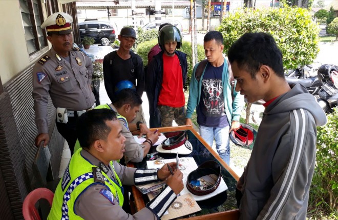 Petugas saat melaksanakan Razia di Jambi Selatan.