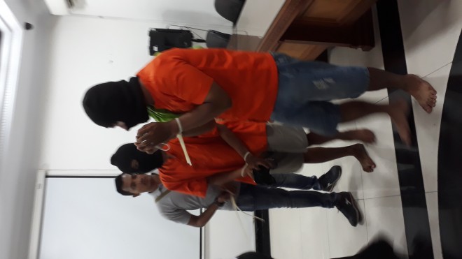 Kedua tersangka saat diamankan di Polda Jambi.