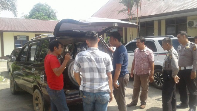 Mobil yang dibawa untuk mengambil uang. 