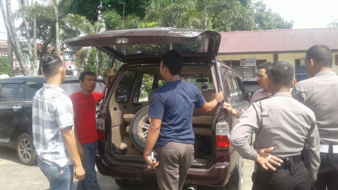 Mobil yang dibawa untuk mengambil uang. 