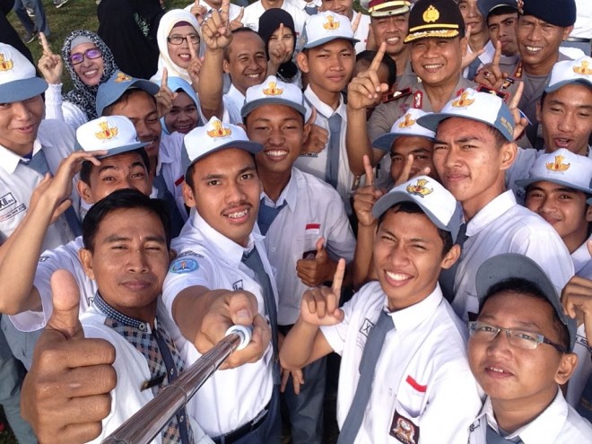 Kapolda Jambi foto selfie dengan Pelajar di SMAN 5 Kota Jambi usai apel Operasi Zebra.