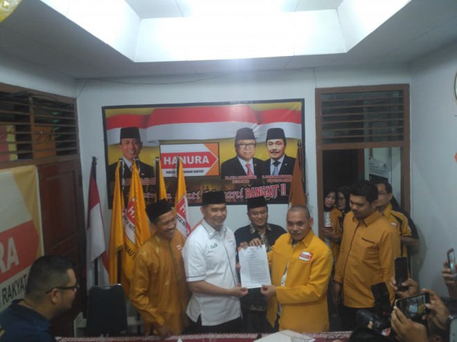 Penyerahan surat rekomendasi dari partai Hanura, di Sekretariat DPC partai Hanura Kota Jambi, Kamis (2/11) malam.