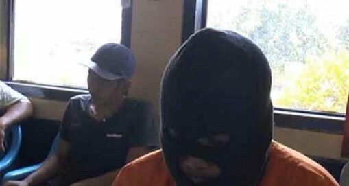 Pelaku saat diamankan Polisi. 