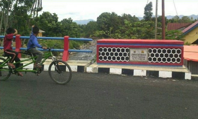 Jembatan Merah Pulau Tengah, Kabupaten Kerinci.