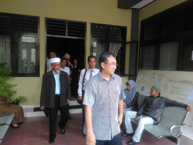 Tersangka Hermansyah saat keluar dari gedung Kejari Jambi. 