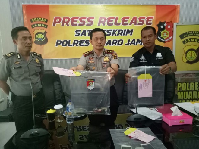 Kapolres Muarojambi saat pres release di Mapolres Muarojambi.