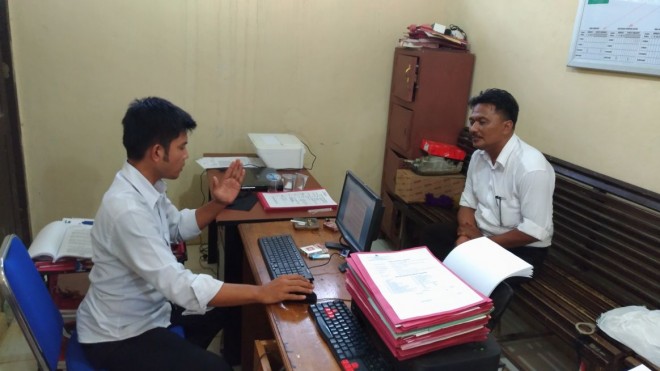 Salah seorang guru PNS di Tebo ssaat diperiksa polisi.