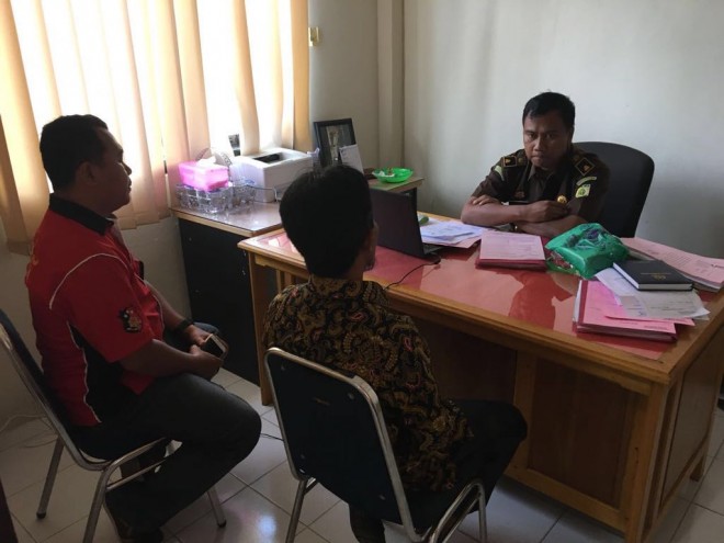 saat pelimpahan tersangka Riano ke JPU.