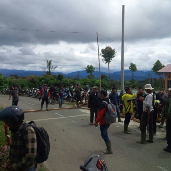 Warga Desa Renah Alai, Kecamatan Jangkat, yang siaga di jalan dekat desa.