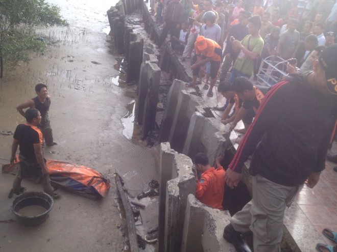 Mayat tanpa identitas saat dievakuasi.