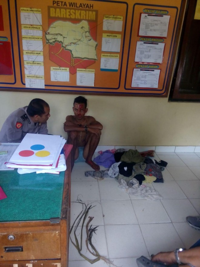 Pelaku diamankan aparat kepolisian.