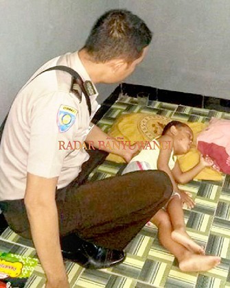 TERLUKA: Ibad, 3, berbaring di tempat tidur setelah diterkam monyet liar di depan rumahnya Dusun Kedungdandang, Desa Tapanrejo, Kecamatan Muncar, kemarin (10/11). (POLSEK MUNCAR FOR JPRG)