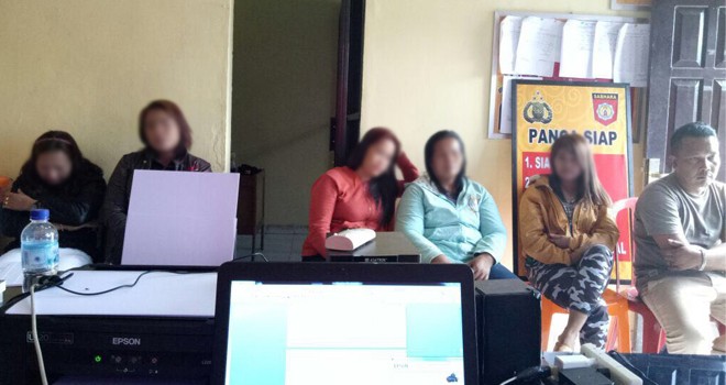  Pemilik Cafe dan empat perempuan yang diduga PSK di Jalan 21 Unit 1 Kecamatan Rimbo Bujang, digiring petugas.