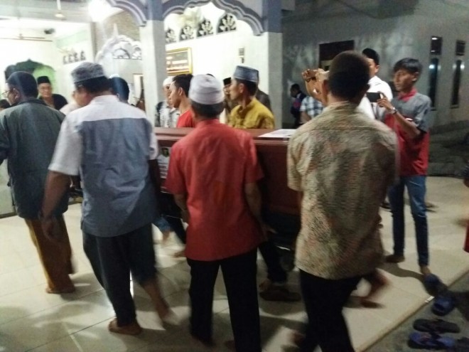Jenazah terduga teroris Eka Fitra Akbar (24) akhirnya sampai di Bungo,  Selasa (14/11)