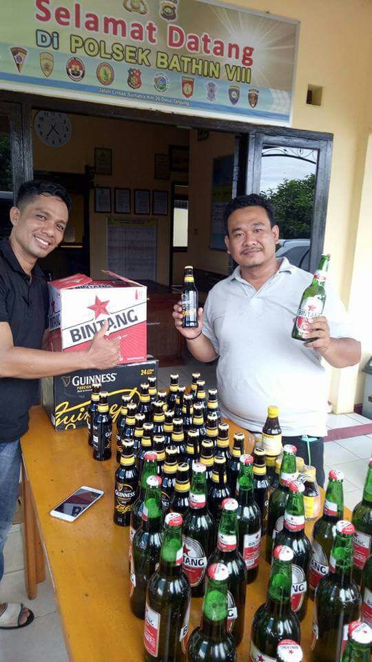 Puluhan botol minuman keras berhasil diamankan.