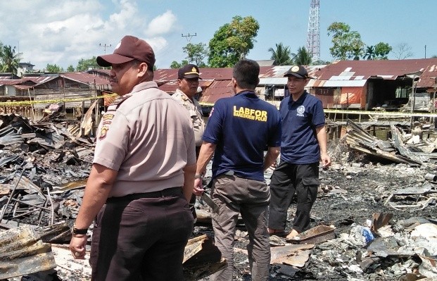 Tim Labfor saat melakukan olah TKP di lokasi kebakaran Kamis (16/11).