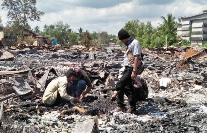 Warga mulai mengais sisa-sisa kebakaran.