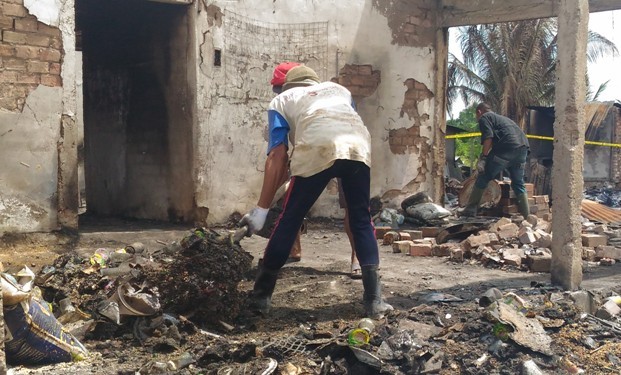 Warga mulai mengais sisa-sisa kebakaran.