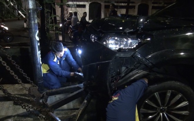 Mobil Toyota Fortuner yang dinaiki Novanto saat menabrak tiang listrik di daerah Kawasan Permata Hijau, Kebayoran Lama. (Elfany Kurniawan/JawaPos.com)