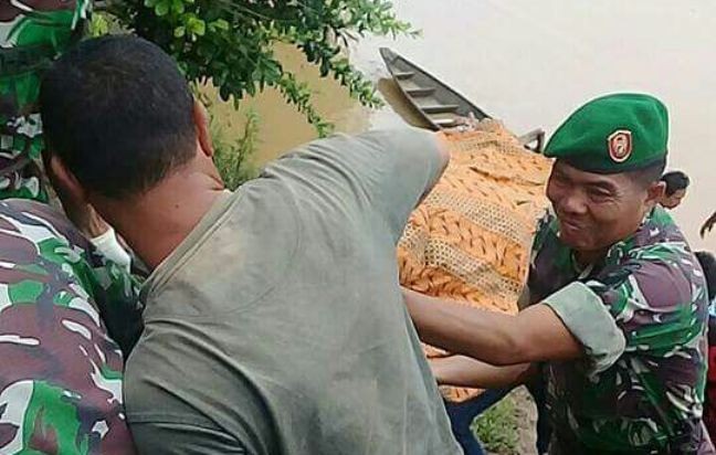 Evakuasi jenazah perempuan yang ditemukan warga di sungai RT 16 Desa Mersam, Kecamatan Mersam, Batanghari tadi pagi (17/10).