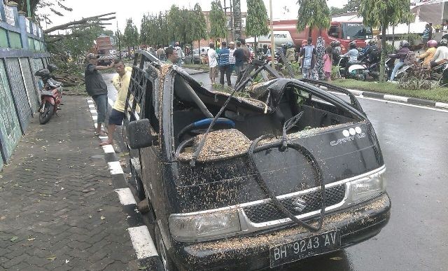 Sebuah kendaraan akibat tertimpa pohon di depan TPU Singkawang (17/11)