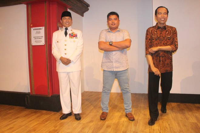 Wartawan Jambi Ekspres Gatot Sunarko berada di antara patung lilin dua presiden Indonesia, Soekarno dan Jokowi  di Museum Madam Tussauds Hongkong