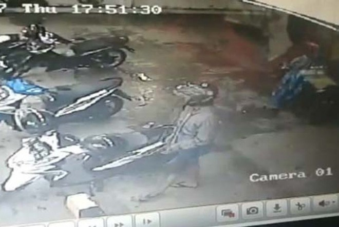 Aksi curanmor di salah satu minimarket Desa/Kecamatan Kapetakan, Kabupaten Cirebon, terekam CCTV. (Istimewa)