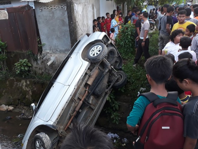 Mobil milik Medi yang nyemplung ke sungai. 