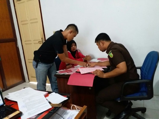 Oknum PNS pelaku pemalsuan SK honorer saat dilimpahkan ke JPU.jpg