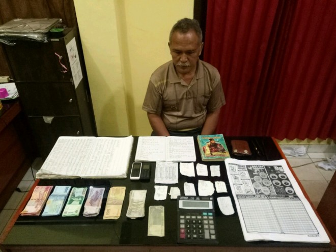 Kakek L B Sinambela dan barang bukti diamankan di Polres Sarolangun. 