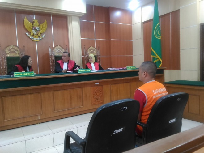 Terdakwa Saiful Bahri saat mendengarkan vinus majelis hakim. 
