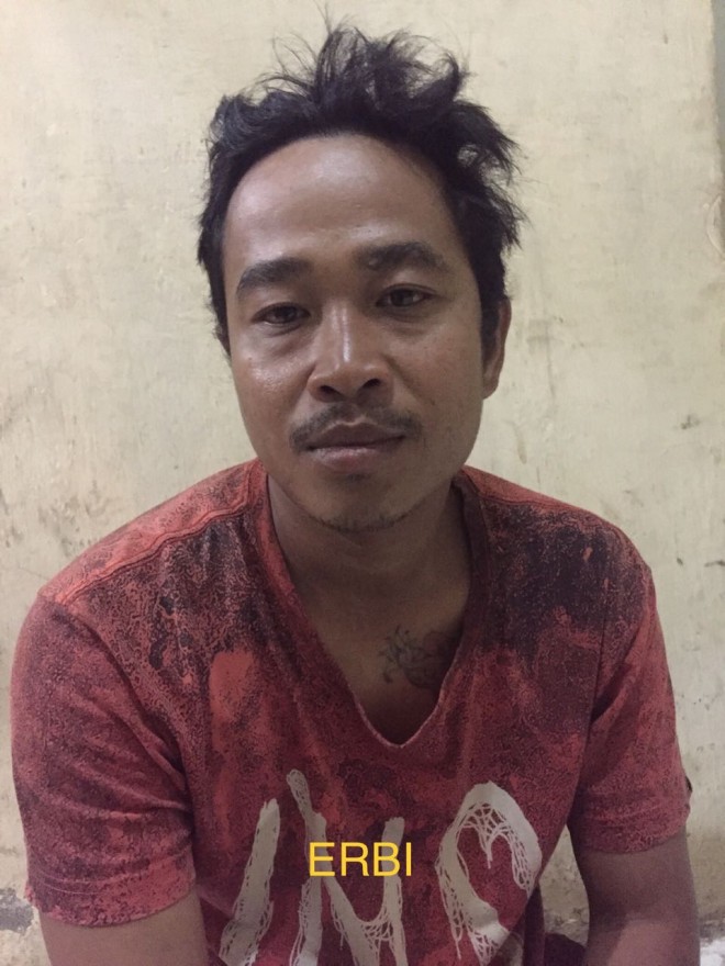 Tersangka Erbih diamankan polisi.