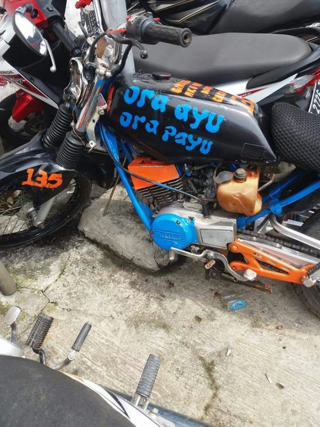 Sepeda motor yang digunakan pria bertato tanpa identitas. 