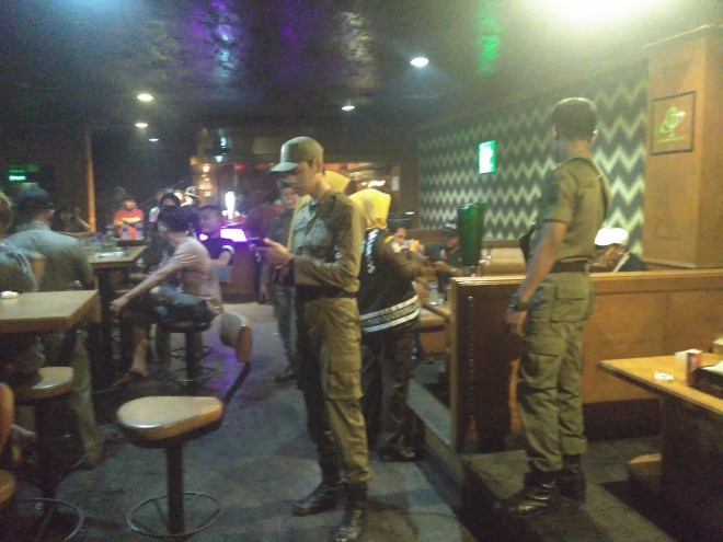 Suasana razia di Golden Palace, Jumat (24/11).