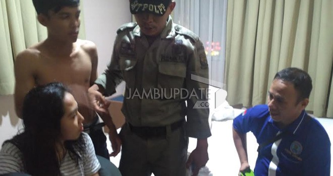 Dua Pasangan Diduga Mesum di Kota Jambi Diangkut Petugas.