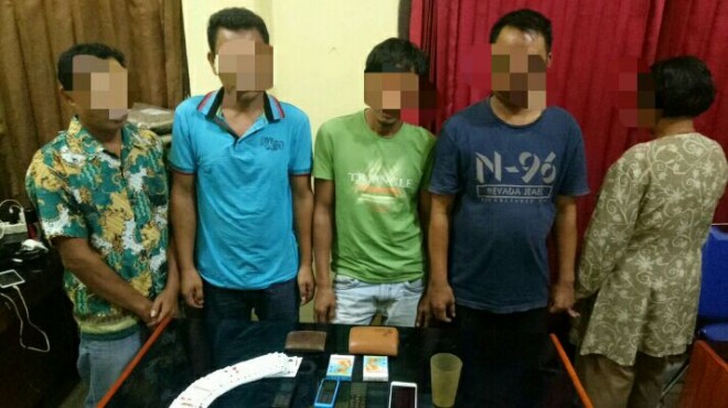 Lima tersangka perjudian yang diamankan oleh Polres Sarolangun  kemarin malam (25/11), sekitar pukul 00.20 wib