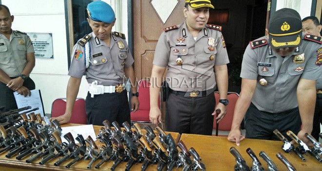 Bidang Profesi dan Pengamanan (Propam) Polres Batanghari saat menarik lima pucuk Senjata api (Senpi) anggota.