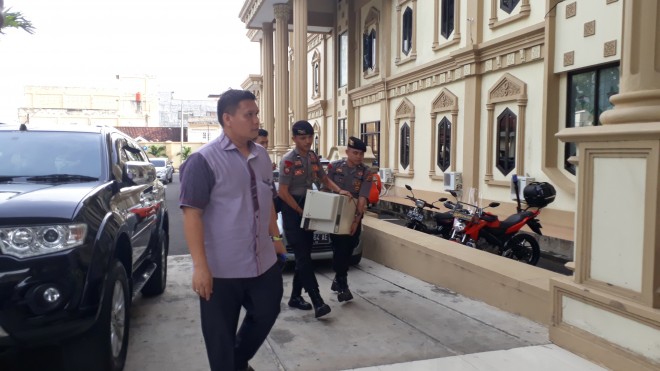 Mesin penghitung uang yang dibawa ke Polda Jambi. 