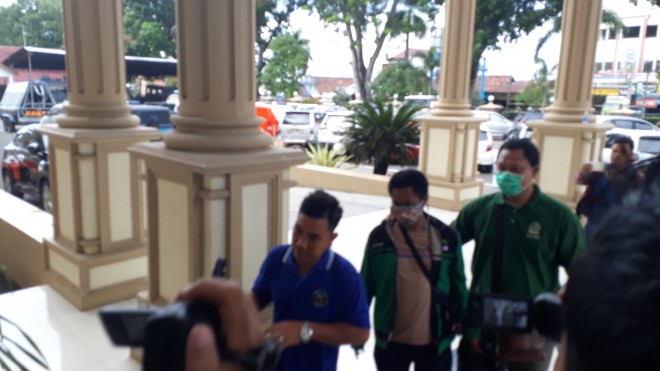 Petugas terlihat membawa dokumen ke Polda Jambi. 